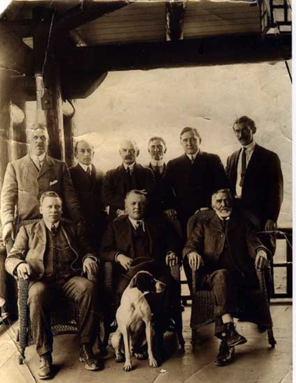 Titre original :  Photograph shows Dr. Charles Edward Doherty, Medical Superintendent of Woodlands (back row 2nd from right) and other men and dog. The man at back row left appears to be T.S. Annandale. New Westminster Archives.