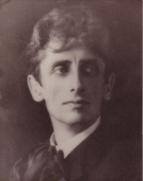 Titre original :  Carl Ahrens as a young artist in Toronto in the 1890s. 
Image courtesy of Kim Bullock, great-grandchild of Carl and Madonna Ahrens.