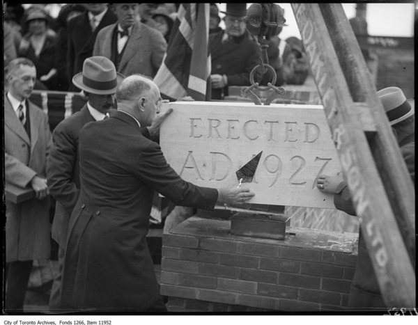 Titre original :  Title: Toronto East Hospital, Mark Bredin laying cornerstone
Archival citation: Fonds 1266, Item 11952
Date(s) of creation of record(s): October 22, 1927
Physical description of record(s): 1 photonegative : b&w, glass ; 9 x 11 cm
Form of material: Photographs
Forms part of Fonds 1266; Globe and Mail fonds. 
https://gencat.eloquent-systems.com/city-of-toronto-archives-m-permalink.html?key=288363 