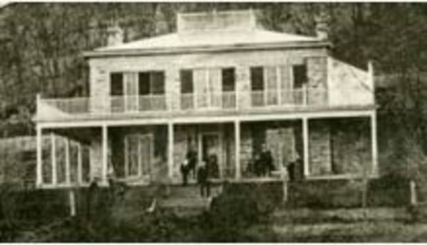 Titre original :  James Durand's stone house in Hamilton, Ontario (cropped). (It was demolished in 1938.) Image Source: Hamilton Public Library, seen at https://www.cbc.ca/news/canada/hamilton/talk/paul-wilson-did-the-general-sleep-here-1.1159368