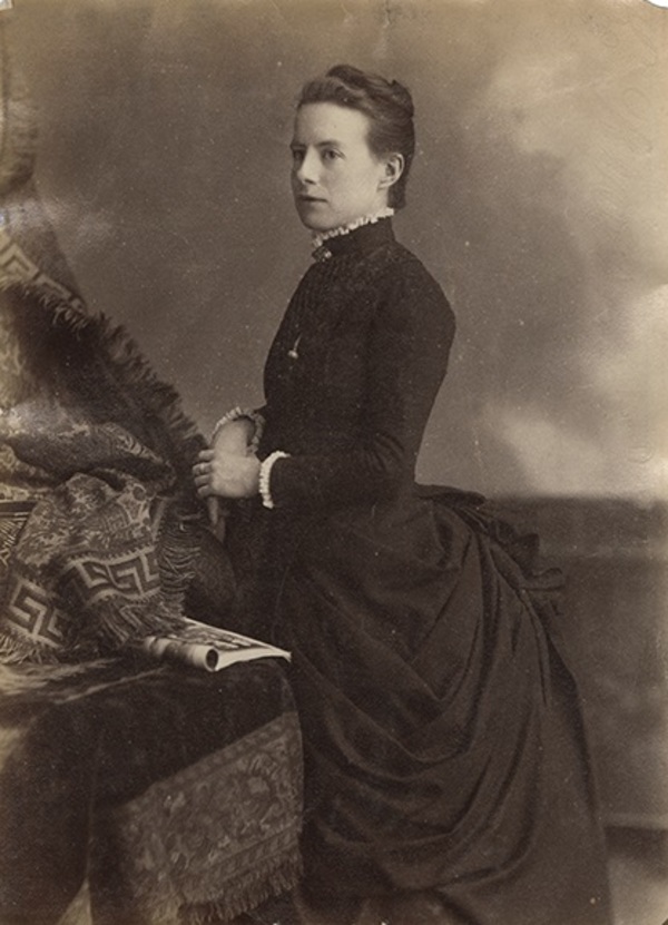 Titre original :  “Miss K McIntosh, teacher” (Notman 66499). Image courtesy of the Nova Scotia Archives, used with permission. 