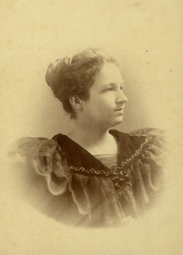 Titre original :  Marie Gérin-Lajoie (née Lacoste) vers 1895.