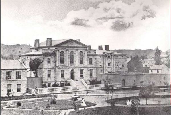 Titre original :  District of Gore Courthouse. Built 1832; replaced 1878-79. Photo c. 1870. This is the courthouse where James Owen McCarthy was tried in 1834 (and executed). 