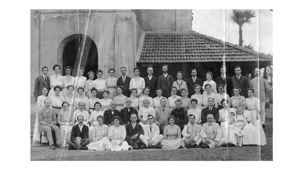 Titre original :  Image of Maritime Baptist Missionaries in India circa 1920.

Part of the Baptist Image Collection, Acadia University Archives. 
