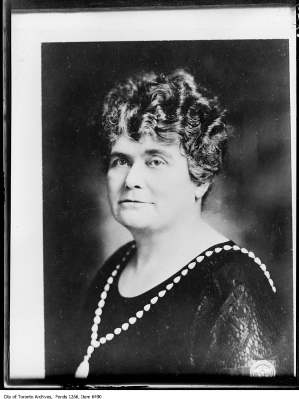 Titre original :  Title: Dr. Caroline Brown, Toronto

Date(s) of creation of record(s): October 27, 1925

Source: City of Toronto Archives, Globe and Mail fonds, Fonds 1266, Item 6490. 