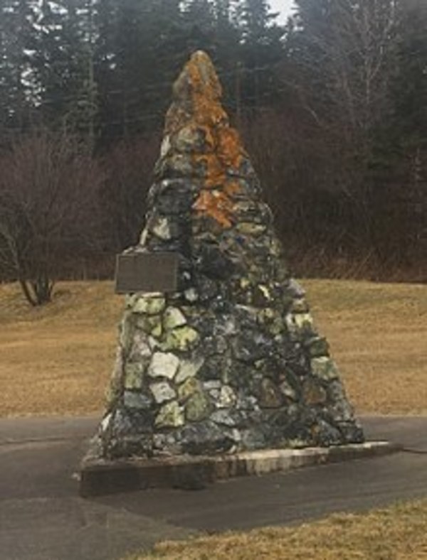 Titre original :  Monument marking location of Laurence Kavanagh's home, St. Peter's, Nova Scotia - Wikipedia