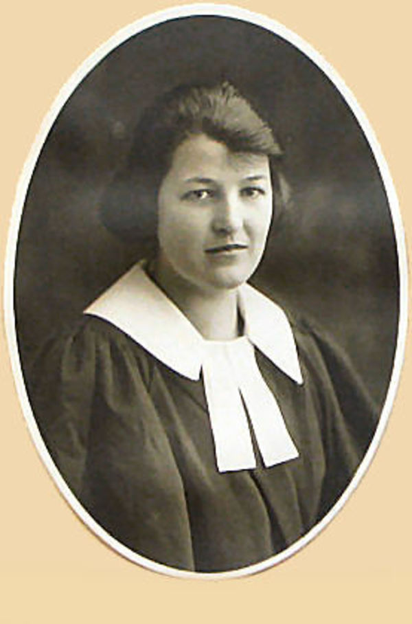 Titre original :  Edith Mary Peckham Sheppard (1900-34), lawyer; Archives of the Law Society of Upper Canada 
Photograph of Edith Mary Peckham Sheppard (1900-1934)
Date: 1924
Photographer: Frederick William Lyonde and his sons 
Source: https://www.flickr.com/photos/lsuc_archives/12680718885

