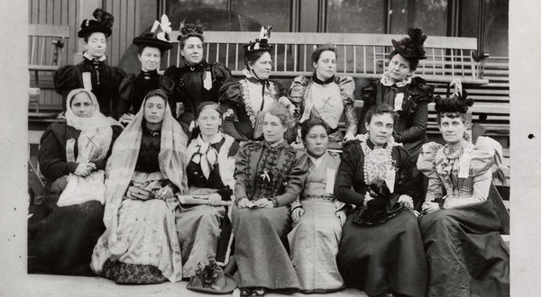 Titre original :  Delegates at the World's Woman's Christian Temperance Union convention in Toronto, 1897. Courtesy of Toronto Public Library / Toronto Star Photo Archive, via Heritage Toronto.
