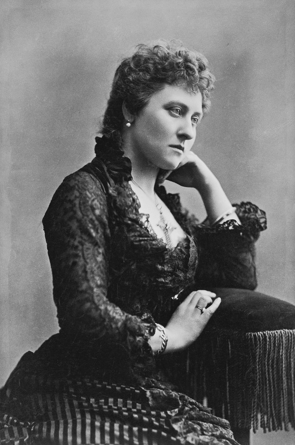 Titre original :  Princess Louise in 1881. Royal Collection via Wikipedia.