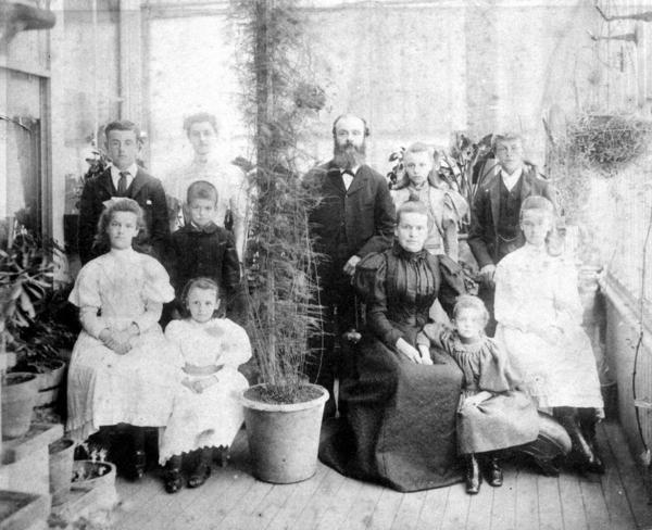 Titre original :  Charles Edward Redfern and family [ca. 1894]. Source: RBCM Archives 