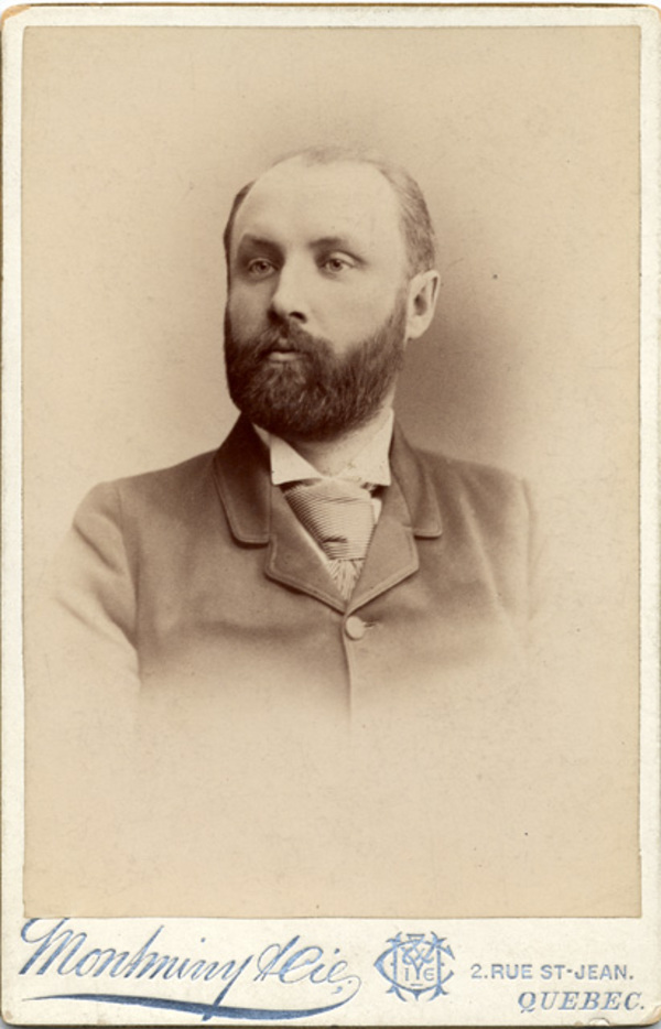 Titre original :  Sir Thomas Chapais, [Vers 1887], BAnQ Québec, Collection Centre d'archives de Québec, (03Q,P1000,S4,D83,PC55-2), Montminy & Cie.