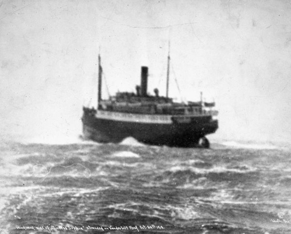 Titre original :  Windward side of the Princess Sophia stranded on Vanderbilt Reef on October 24, 1918 - Library and Archives Canada