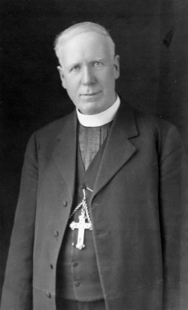 Titre original :  Archbishop Timothy Casey. 