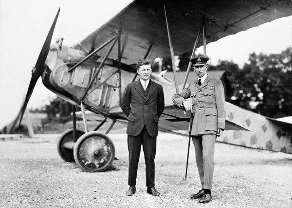 Titre original&nbsp;:  (War Trophy) Major W.A. Bishop and Lt. Col. W.G. Barker in front of a Fokker D. VII. 