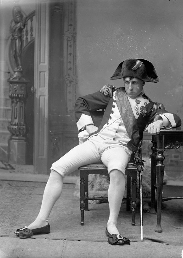 Titre original :  Agar Adamson costumed as Napoléon Bonaparte, Victorian Era Ball held in Toronto. 