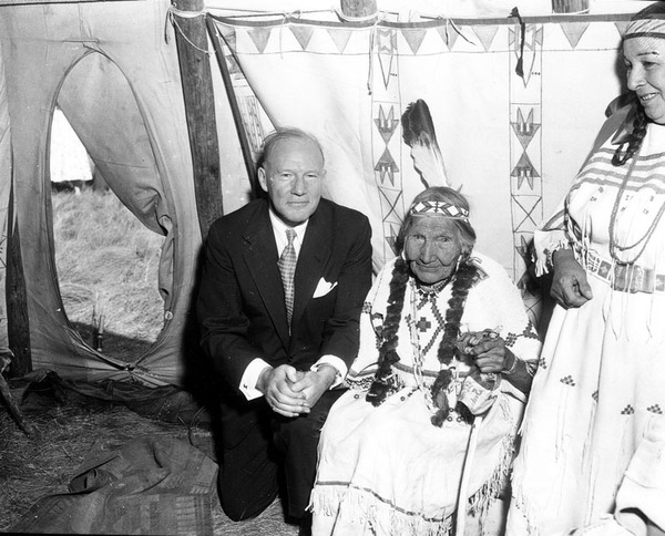 Titre original :  The investiture of James Muir, President of the Royal Bank of Canada, as Hon. Chief Eagle Ribs in the Blood Indian Tribe, Blackfoot Confederacy. 1954