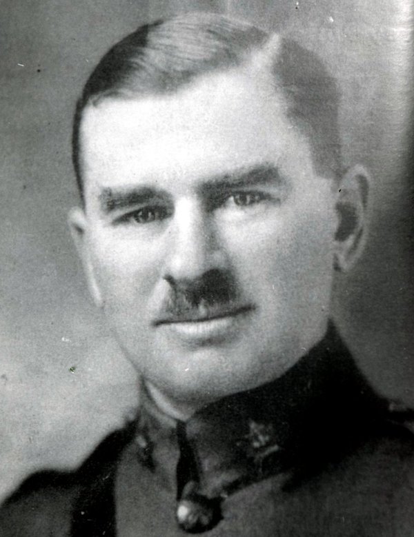 Titre original :    Description Frank McGee official Army photo Date 1914 Source Ottawa Sports Hall of Fame Author Canadian Army

