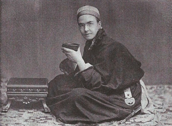 Original title:    Description English: A photo of Dr. Susie Rijnhart in Tibetan dress Date 1901(1901) Source 
