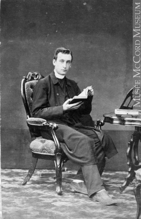 Titre original :  Photograph Rev. Edmund Wood, Montreal, QC, 1861 William Notman (1826-1891) 1861, 19th century Silver salts on paper mounted on paper - Albumen process 8.5 x 5.6 cm Purchase from Associated Screen News Ltd. I-503.1 © McCord Museum Keywords:  male (26812) , Photograph (77678) , portrait (53878)