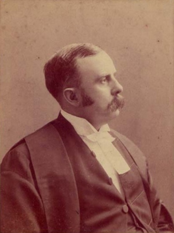 Titre original :    Description English: William Glenholme Falconbridge (1846-1920) in legal robes. Date between 1887(1887) and 1900(1900) Source Law Society of Upper Canada, Reference code: P2227 Author Herbert E. Simpson

