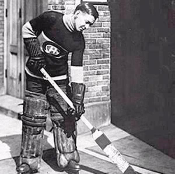 Titre original :    Description English: A photo of Georges Vézina, goaltender of the Montreal Canadiens, 1910-1925. Date circa 1910-25 Source Hockey Hall of Fame, Reference no. 000122-000800936 Author Unknown Permission (Reusing this file) Copyright expired. As a pre-1946 Canadian image, also public domain in the United States. Public domainPublic domainfalsefalse This Canadian work is in the public domain in Canada because its copyright has expired due to one of the following: 1. it was subject to Crown copyright and was first published more than 50 years ago, or it was not subject to Crown copyright, and 2. it is a photograph that was created prior to January 1, 1949, or 3. the creator died more than 50 years ago. Česky | Deutsch | English | Español | Suomi | Français | Italiano | Македонски | Português | +/− Public domainPublic domainfalsefalse This work is in the public domain in the United St