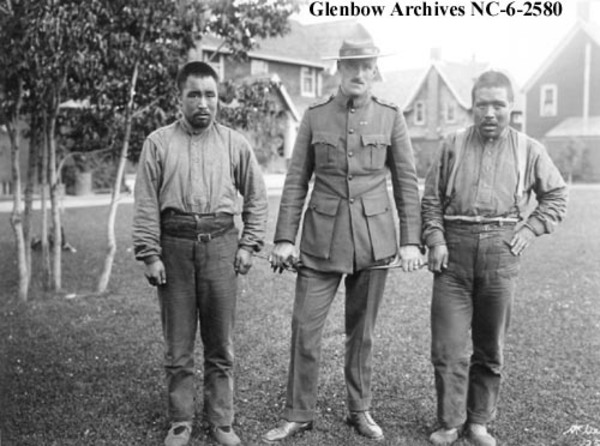 Titre original :    Description English: Sinnisiak (left), Inspector Denny LaNauze (centre), Uloqsaq (right). Public domain Public domain  This Canadian work is in the public domain in Canada because its copyright has expired due to one of the following: 1. it was subject to Crown copyright and was first published more than 50 years ago, or it was not subject to Crown copyright, and 2. it is a photograph that was created prior to January 1, 1949, or 3. the creator died more than 50 years ago. Česky | Deutsch | English | Español | Suomi | Français | Italiano | Македонски | Português | +/− Date August 1917 Source GLENBOW ARCHIVES
