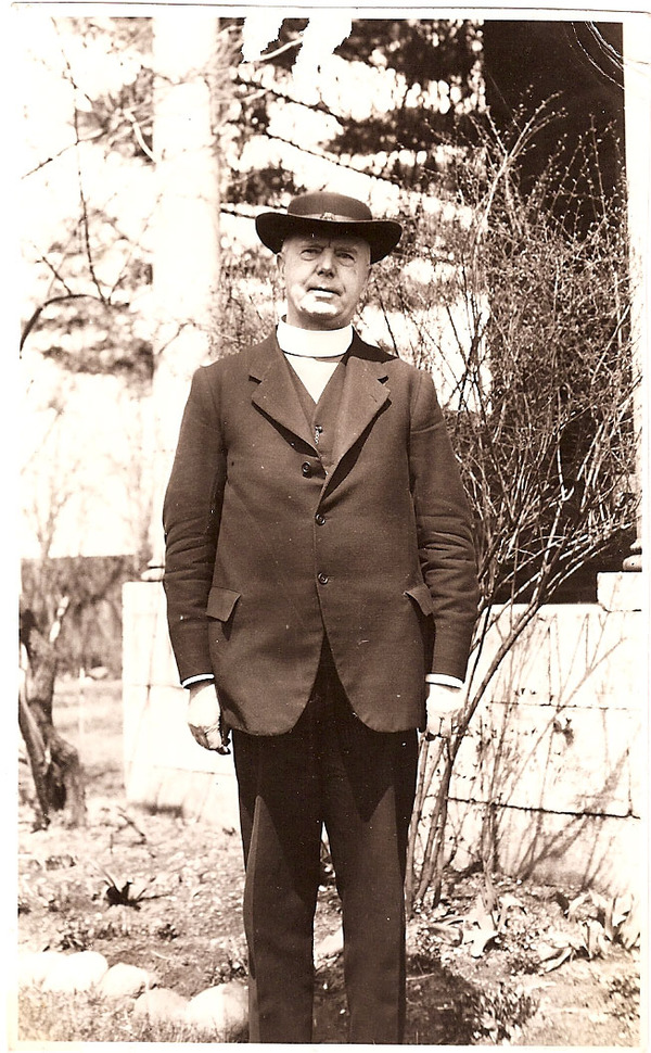 Titre original :    Description George Exton Lloyd, Bishop of Saskatchewan 1922-1931 Date 1930s Source Family photograph owned by Franca Leeson (great-granddaughter) Author Unknown

