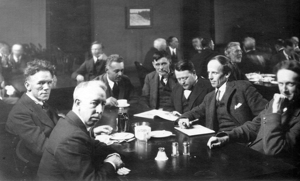 Titre original&nbsp;:    DescriptionGroup-of-seven-artists.jpg English: Six of the Group of Seven, plus their friend Barker Fairley, in 1920. From left to right: Frederick Varley, A. Y. Jackson, Lawren Harris, Fairley, Frank Johnston, Arthur Lismer, and J. E. H. MacDonald. It was taken at The Arts and Letters Club of Toronto. Date 1920 Source Unknown Author Arthur Goss

