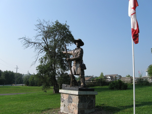 Titre original :    Description English: Statue of Jesse Lloyd in Lloydtown Ontario at the South-West corner of Rebellion Way and Little Rebellion Rd, depicting him in the Rebellion of 1837 gesturing to the South-East, presumably towards Toronto. There is a matching plaque on the South-East corner. Date 16 August 2009(2009-08-16) Source Own work Author AndroidCat

Camera location 43° 59' 25.05