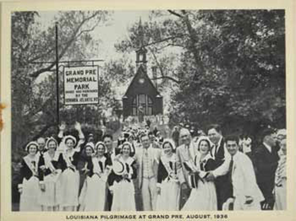 Titre original&nbsp;:  Des « Evangelines » de la Louisiane vinrent à Grand-Pré en 1936; ce fut l’une parmi de nombreuses visites de groupes de Cajuns au parc.