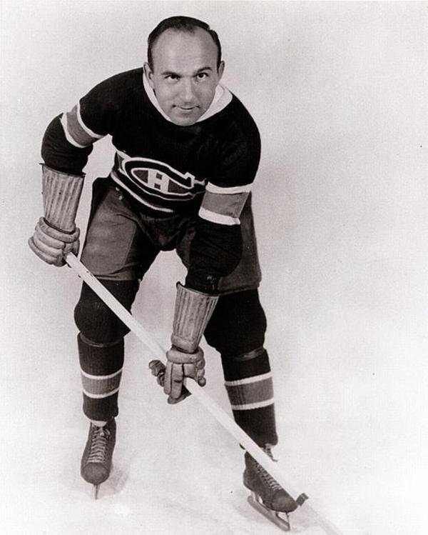Titre original :  Howie Morenz, centre of the Montreal Canadiens of the NHL from 1923 to 1934 and again from 1936 to 1937. Photo circa 1936-37.