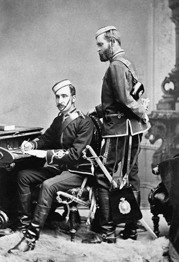 Titre original :  Colonel James Farquharson Macleod and Captain Edmund Dalrymple Clark of the Royal North-west Mounted Police in the late-1870s.
