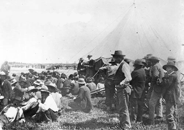 Titre original&nbsp;:  File:David Laird explaining Treaty 8 Fort Vermilion 1899 - NA-949-34.jpg - Wikimedia Commons